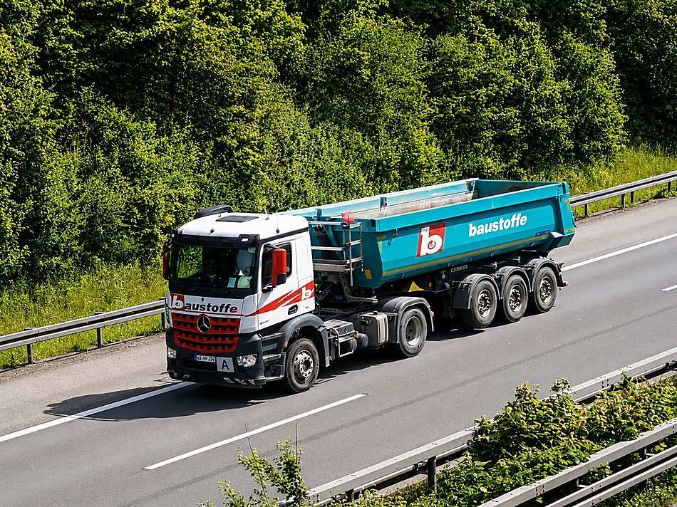Bill Baustoffe LKW auf der Autobahn für Fuhrleistungen